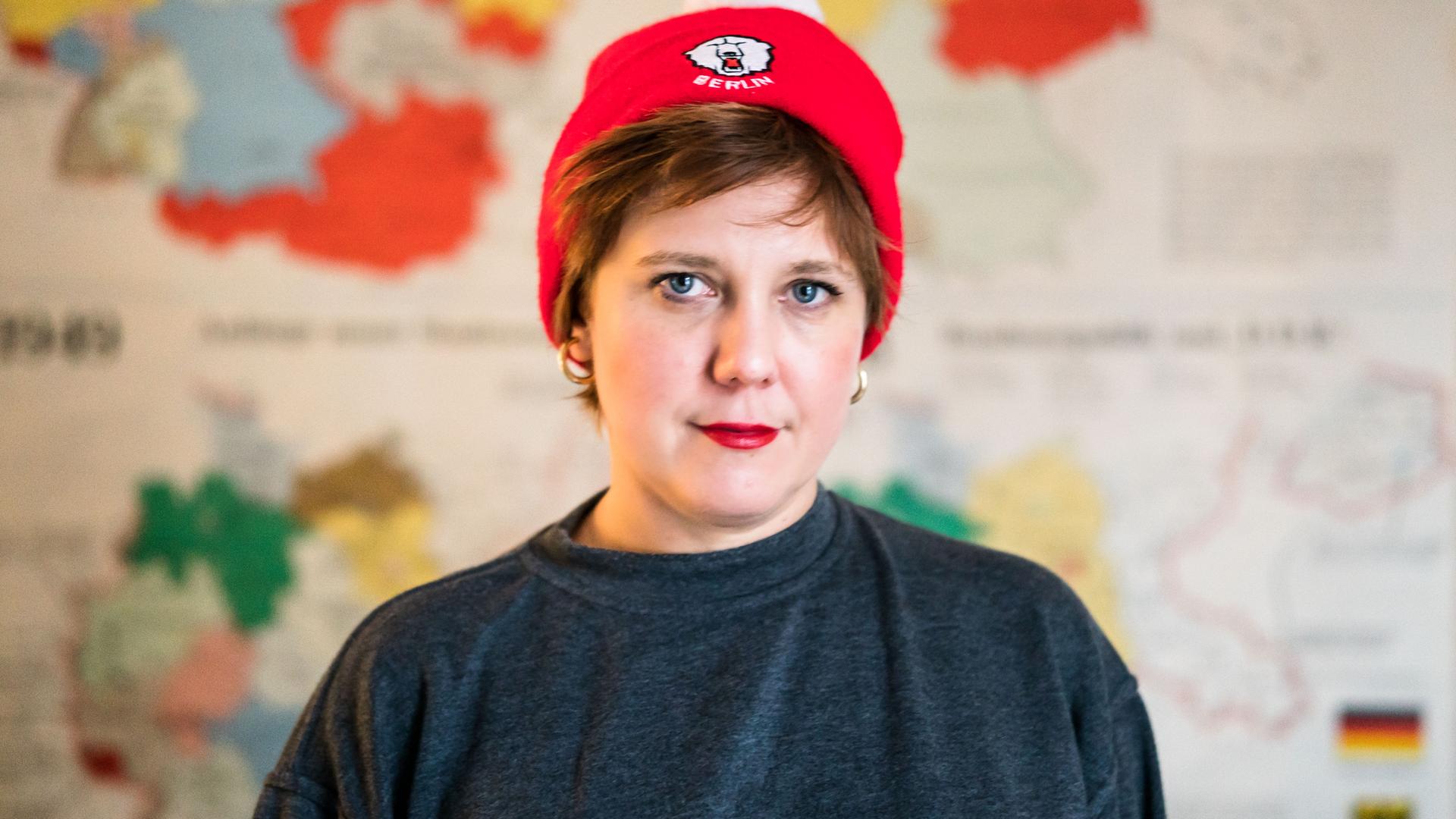 Portrait-Aufnahme der französischen Feministin, Journalistin und Autorin Johanna Luyssen Portrait-Aufnahme der französischen Feministin, Journalistin und Autorin Johanna Luyssen