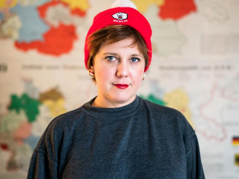 Portrait-Aufnahme der französischen Feministin, Journalistin und Autorin Johanna Luyssen