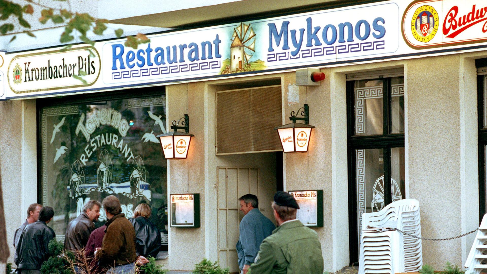 Polizeibeamte und Schaulustige vor dem griechischen Lokal "Mykonos" in Berlin-Wilmersdorf, am Tag nach dem Mordanschlag vom 17. September 1992 Polizeibeamte und Schaulustige vor dem griechischen Lokal "Mykonos" in Berlin-Wilmersdorf, am Tag nach dem Mordanschlag vom 17. September 1992