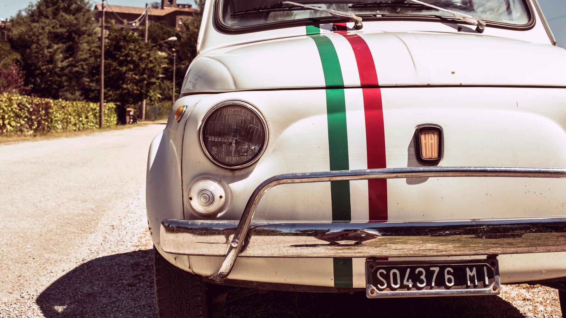 Ein Original Fiat 500 in weiß mit den Farben der italienischen Flagge auf der Kühlerhaube. Ein Original Fiat 500 in weiß mit den Farben der italienischen Flagge auf der Kühlerhaube.