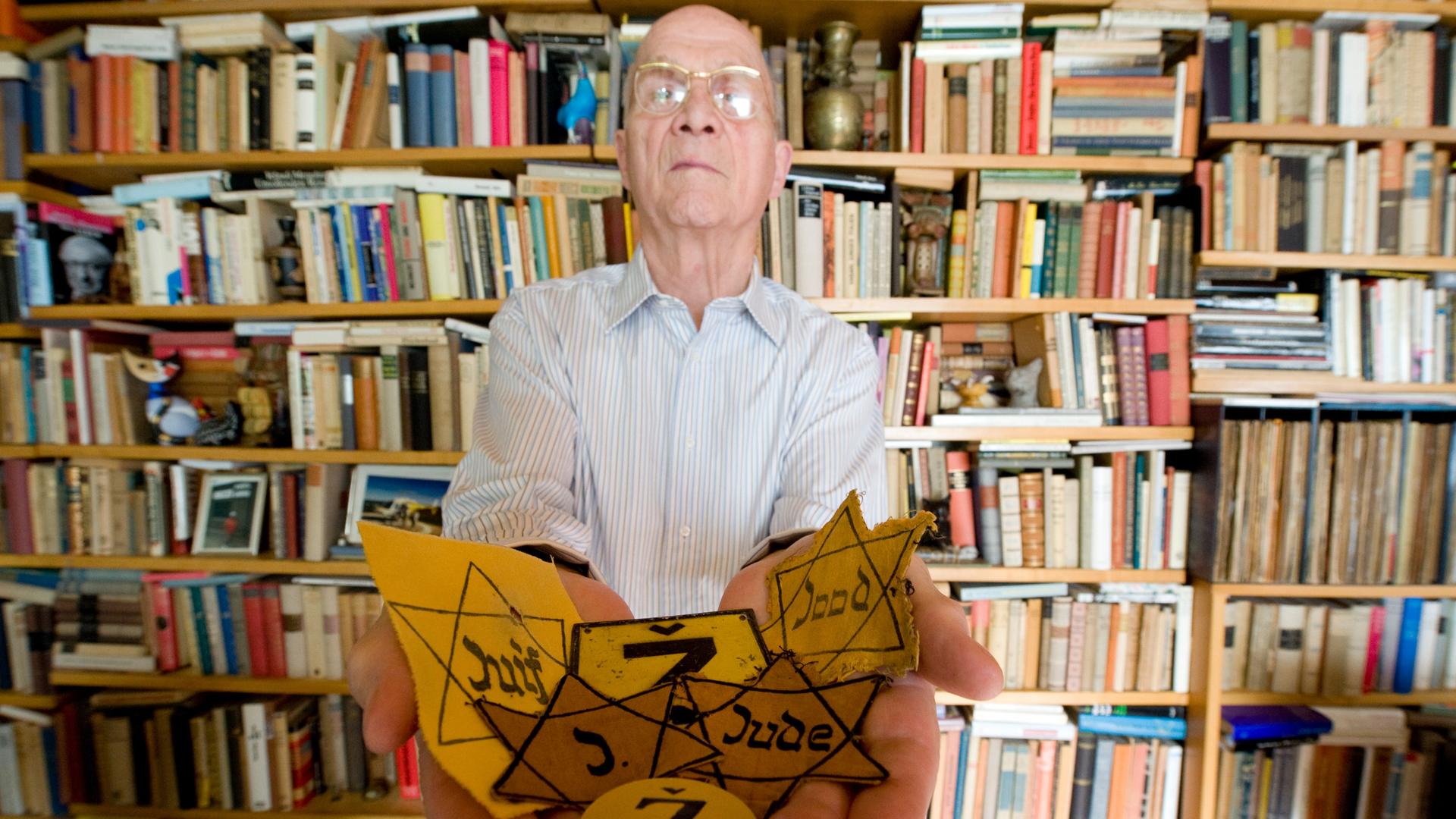 Der Holocaust-Überlebende Wolfgang Haney zeigt Judensterne aus seiner Sammlung von Objekten antisemitischer Propaganda. Der Holocaust-Überlebende Wolfgang Haney zeigt Judensterne aus seiner Sammlung von Objekten antisemitischer Propaganda.