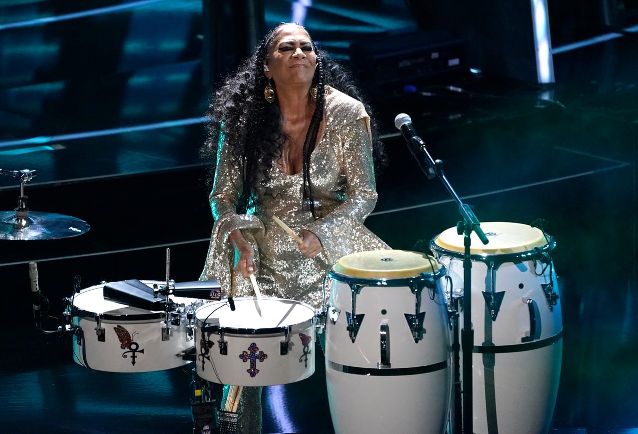 Die Musikerin Sheila E. spielt in einem glitzernden Kleid bei den Billboard Music Awards 2020 Schlagzeug. Die Musikerin Sheila E. spielt in einem glitzernden Kleid bei den Billboard Music Awards 2020 Schlagzeug.