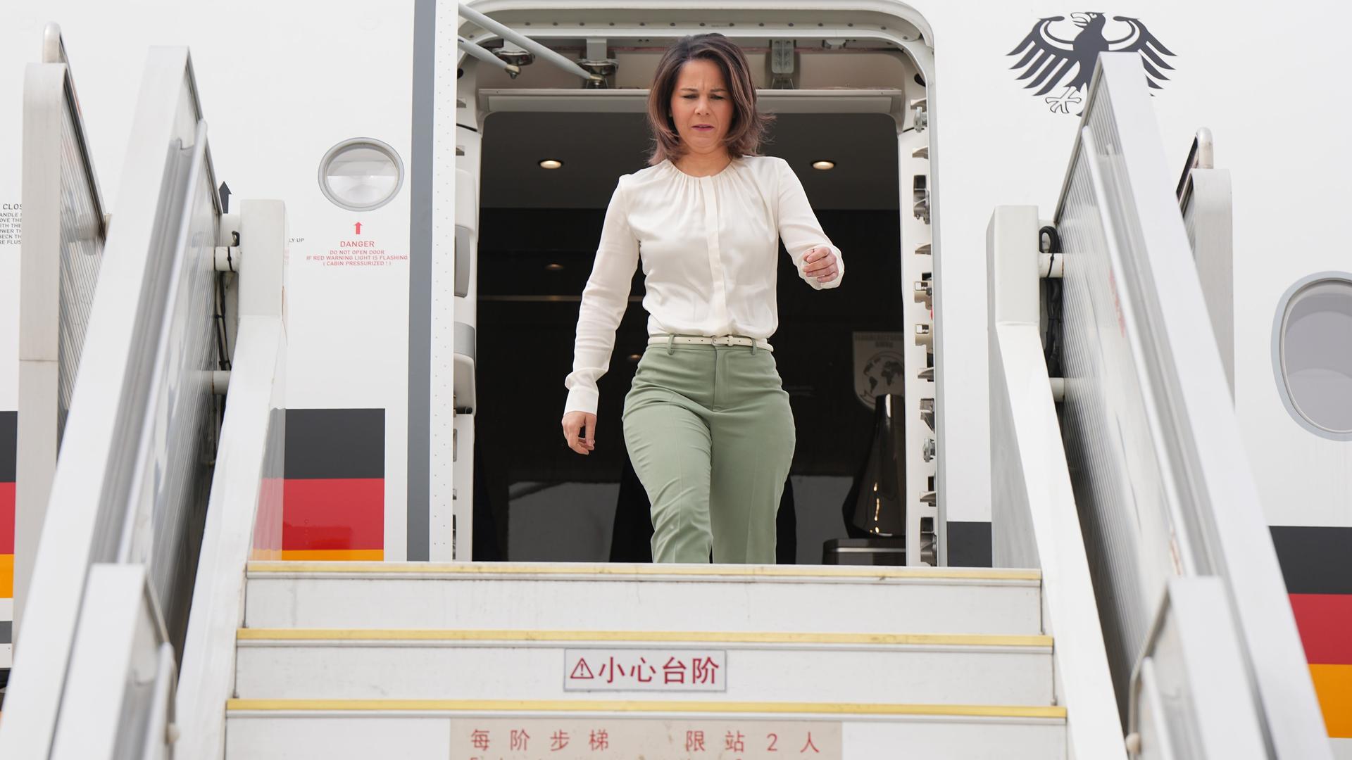 Außenministerin Annalena Baerbock (Bündnis 90/Die Grünen) trifft am Flughafen Tianjin ein. Bei ihrem ersten Besuch in China betonte Baerbock das Ziel, Möglichkeiten für eine zukünftige Zusammenarbeit auszuloten und die Gefahren einseitiger Abhängigkeit zu verringern.