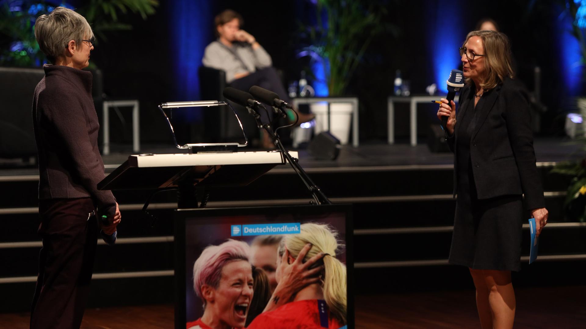 Ilse Hartmann-Tews (links) im Gespräch mit Moderatorin Dietmut Roether (rechts) auf der 9. Sportkonferenz des Deutschlandfunks. Ilse Hartmann-Tews (links) im Gespräch mit Moderatorin Dietmut Roether (rechts) auf der 9. Sportkonferenz des Deutschlandfunks.