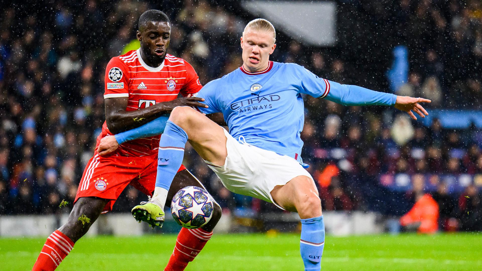 2 Spieler kämpfen um den Ball. 2 Spieler kämpfen um den Ball.
