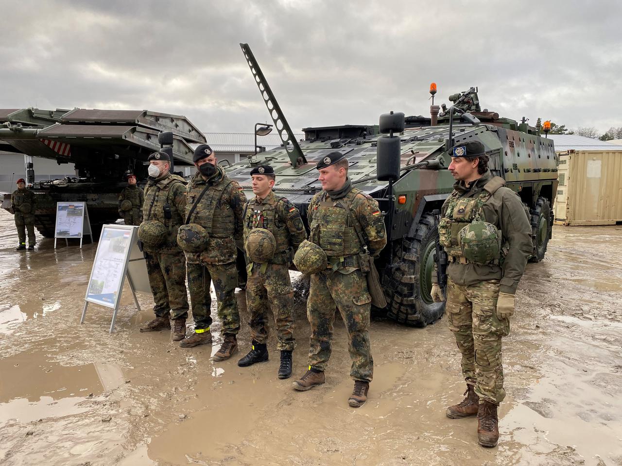 Deutsche und niederländische Soldaten (r) stehen als gemischte Besatzung vor dem gepanzerten Truppentransporter "Boxer", der zur Ausrüstung des Nato-Gefechtsverbandes in Litauen gehört.
