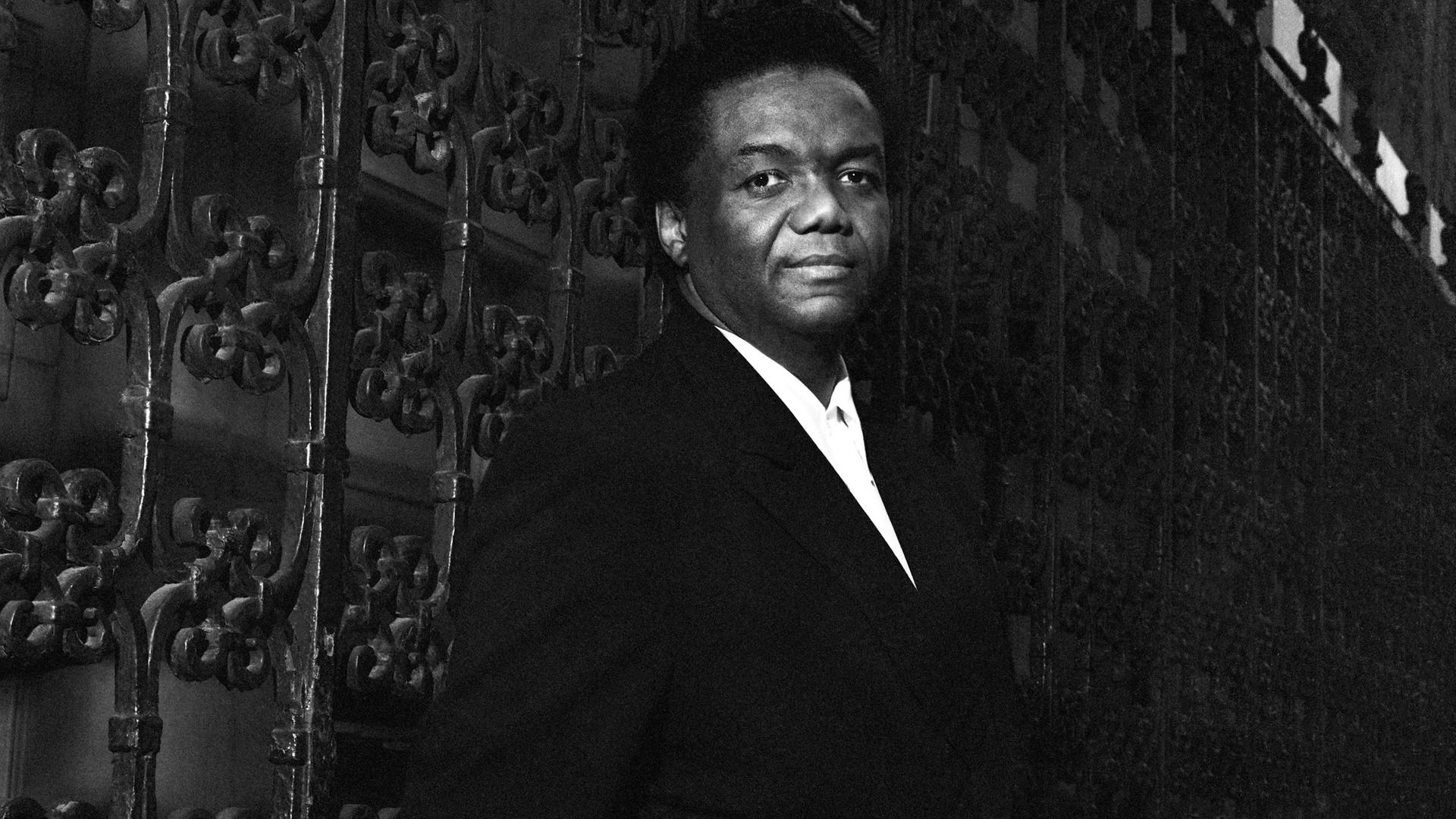 Schwarz-weißes Porträt von Lamont Dozier im Oktober 1990 in New York. Schwarz-weißes Porträt von Lamont Dozier im Oktober 1990 in New York.