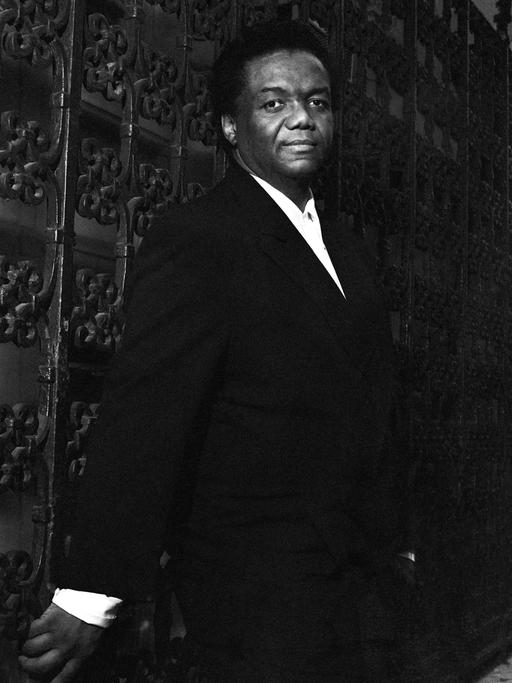 Schwarz-weißes Porträt von Lamont Dozier im Oktober 1990 in New York. 