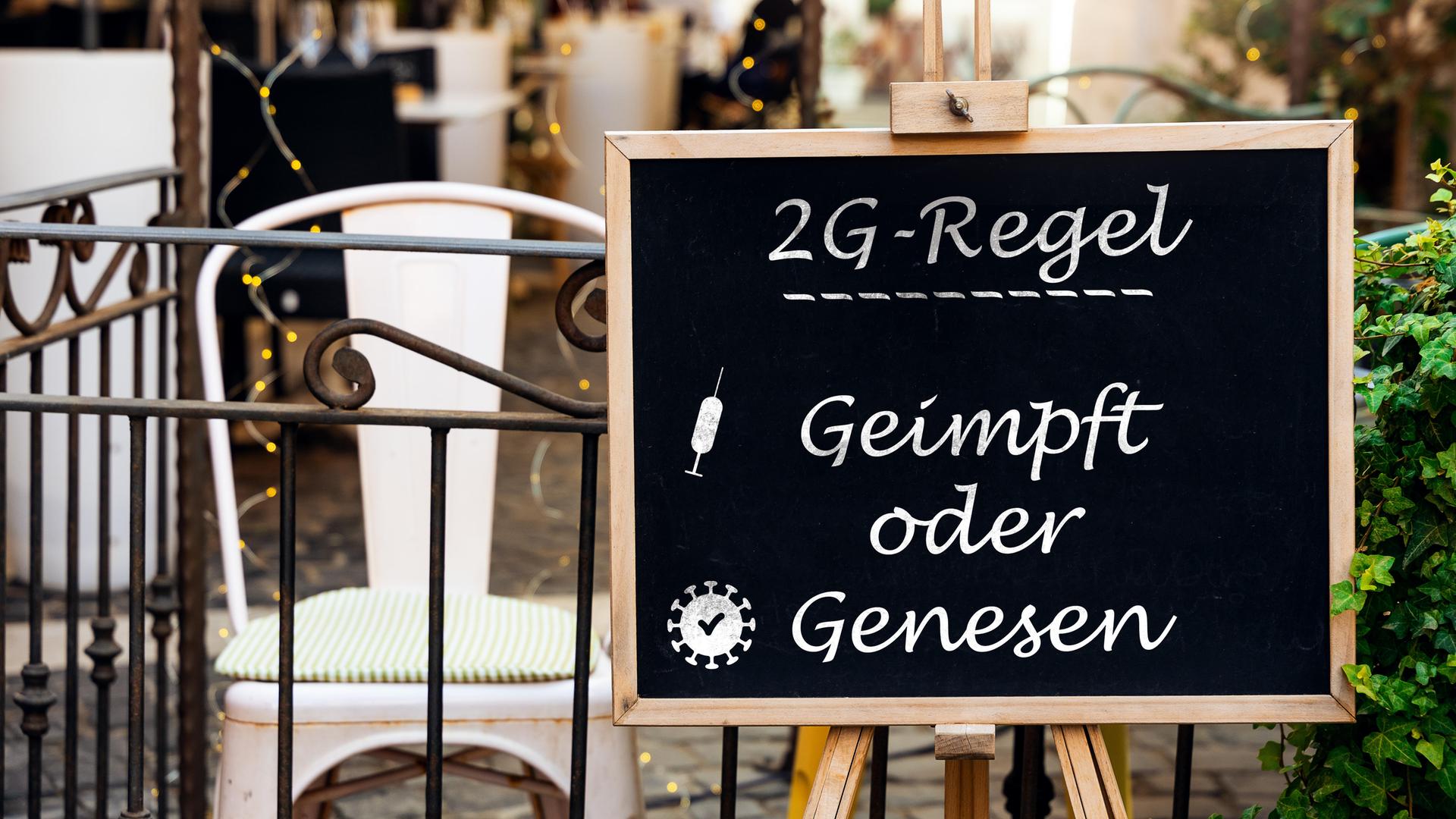 Ein Schild mit der Aufschrift 2G-Regel Ein Schild mit der Aufschrift 2G-Regel