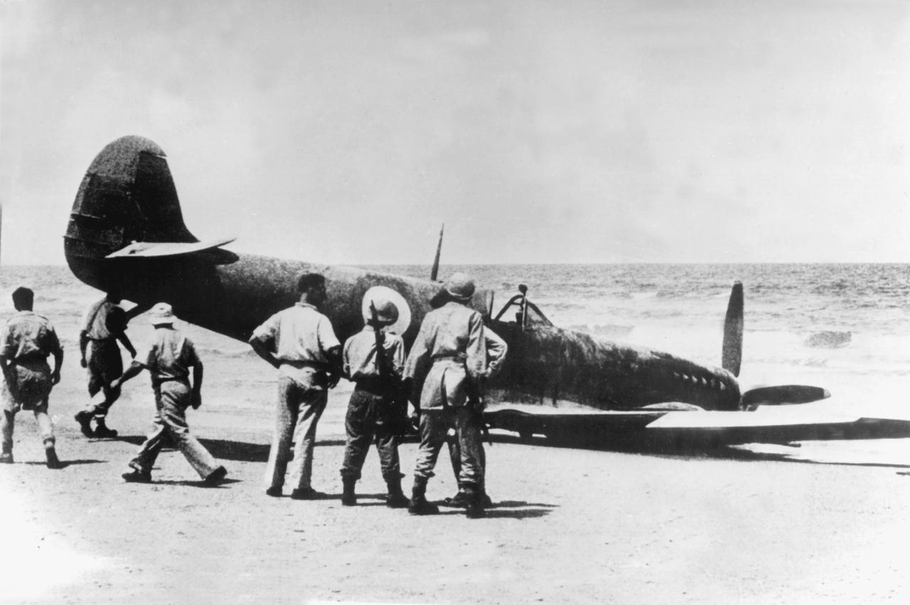 Angehörige der israelischen Küstenwache untersuchen ein im Mai 1948 an der Küste bei Tel Aviv niedergegangenes ägyptisches Flugzeug. Angehörige der israelischen Küstenwache untersuchen ein im Mai 1948 an der Küste bei Tel Aviv niedergegangenes ägyptisches Flugzeug.