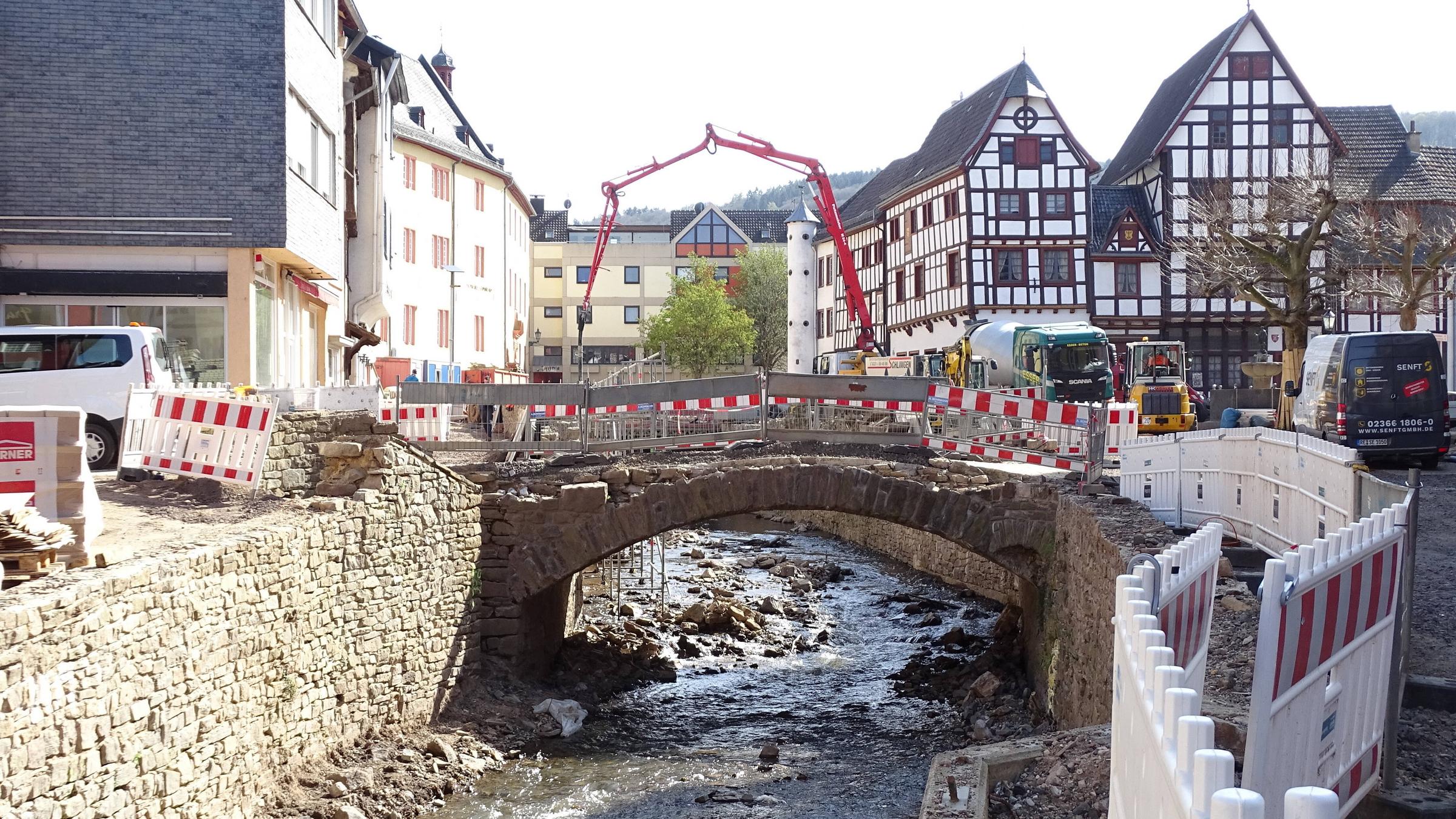Absperrungen und Baumaschinen im flutverwüsteten Ortskern des Eifelortes Bad Münstereifel, 20.04.2022