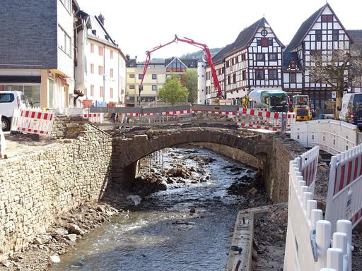 Absperrungen und Baumaschinen im flutverwüsteten Ortskern des Eifelortes Bad Münstereifel, 20.04.2022