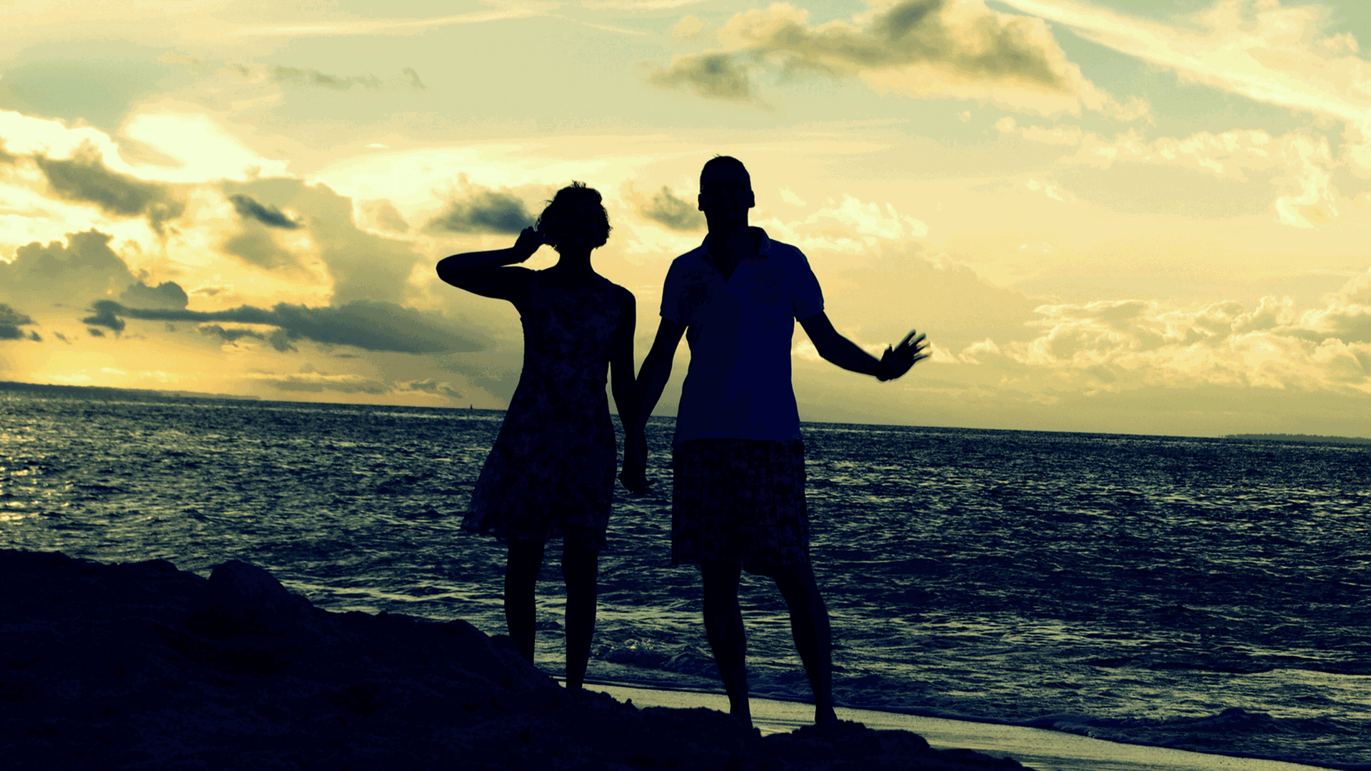 Sie wollten an einem entlegenen Küstenstreifen Drogen konsumieren - doch dann wurden Pablo und Virginia blutrünstig ermordet. Zu sehen: Die Silhouette eines Paares am Meer. Sie wollten an einem entlegenen Küstenstreifen Drogen konsumieren - doch dann wurden Pablo und Virginia blutrünstig ermordet. Zu sehen: Die Silhouette eines Paares am Meer.