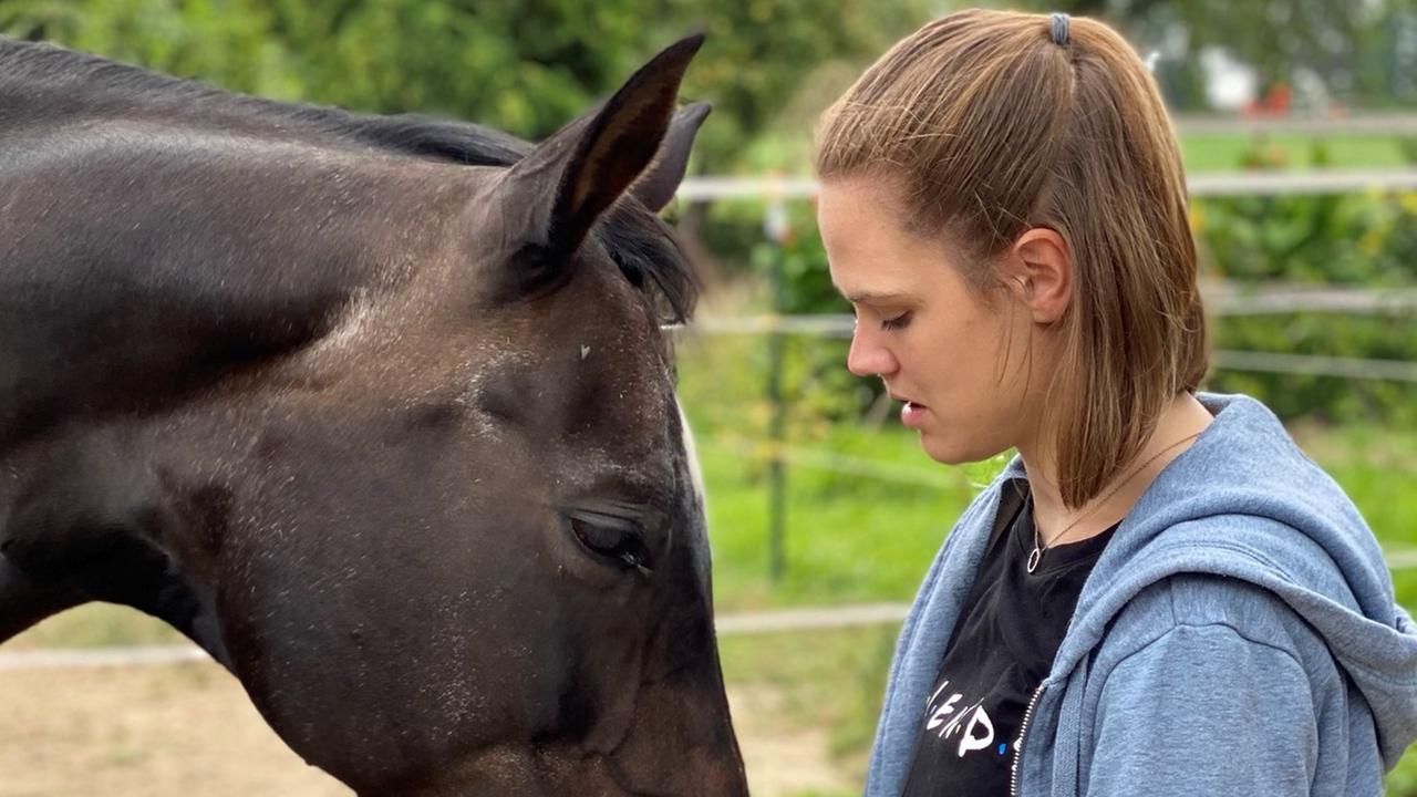 Eine junge Frau mit einem Pferd Eine junge Frau mit einem Pferd