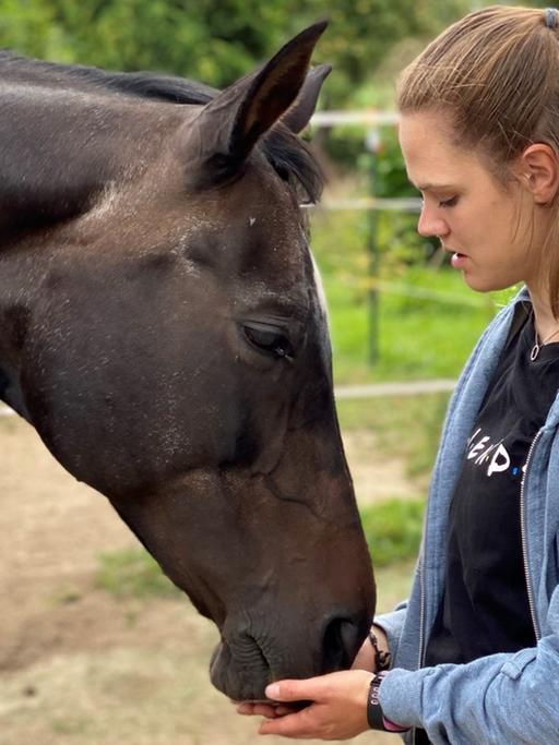Eine junge Frau mit einem Pferd