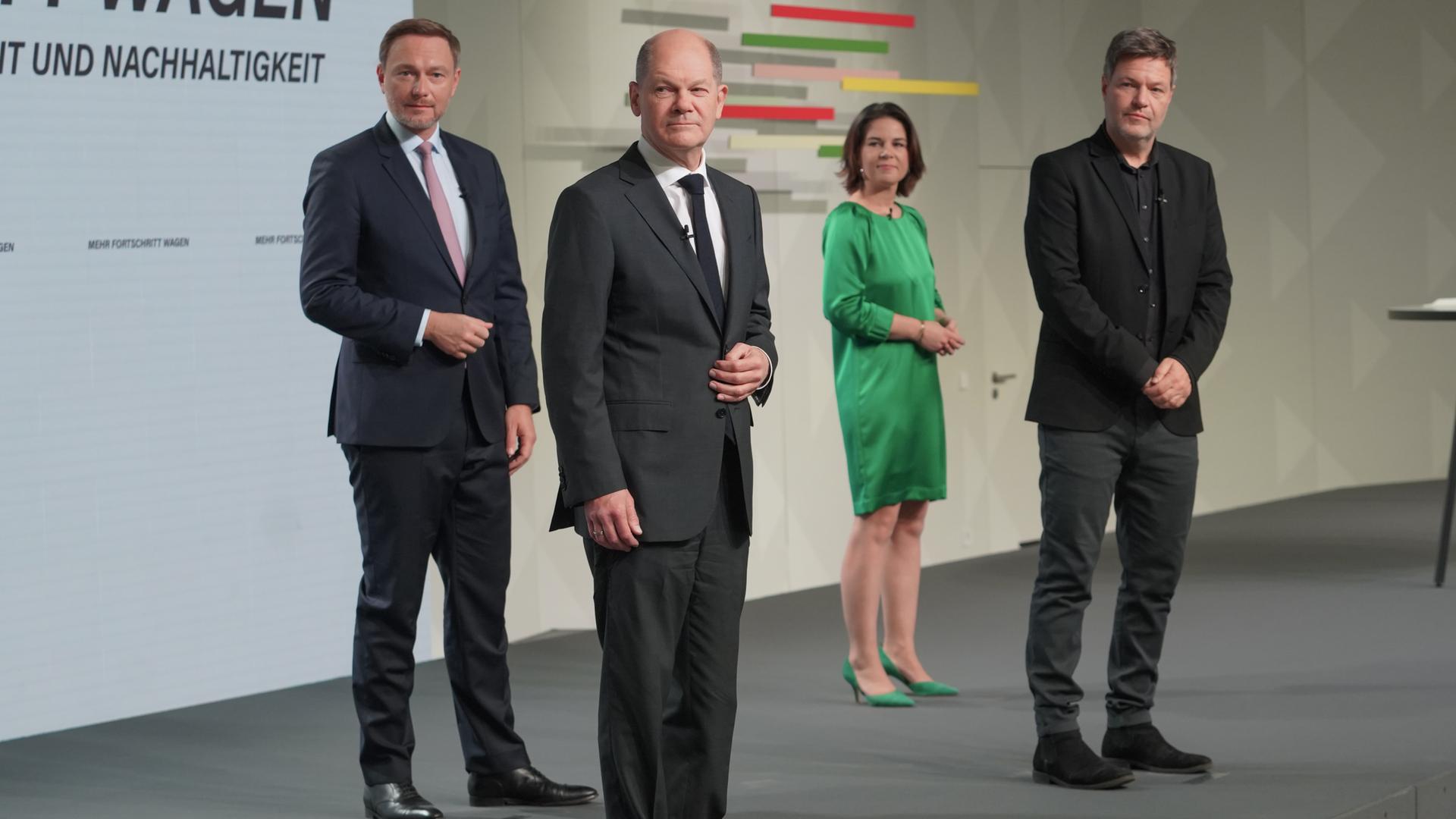V.l.n.r.: Christian Lindner, Olaf Scholz, Annalena Baerbock und Robert Habeck, aufgenommen am Tag der Unterzeichnung des Koalitionsvertrags am 7.12.2021. V.l.n.r.: Christian Lindner, Olaf Scholz, Annalena Baerbock und Robert Habeck, aufgenommen am Tag der Unterzeichnung des Koalitionsvertrags am 7.12.2021.