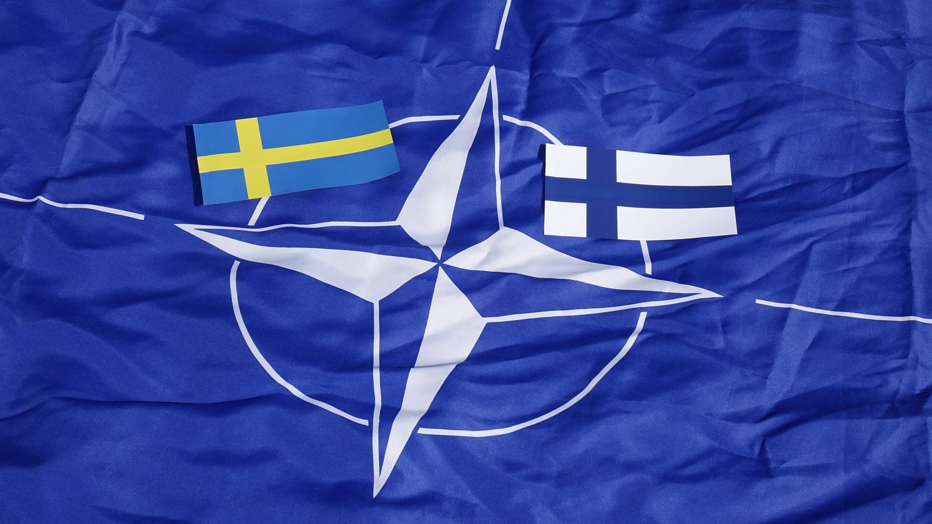 Flagge der NATO sowie von Schweden und Finnland