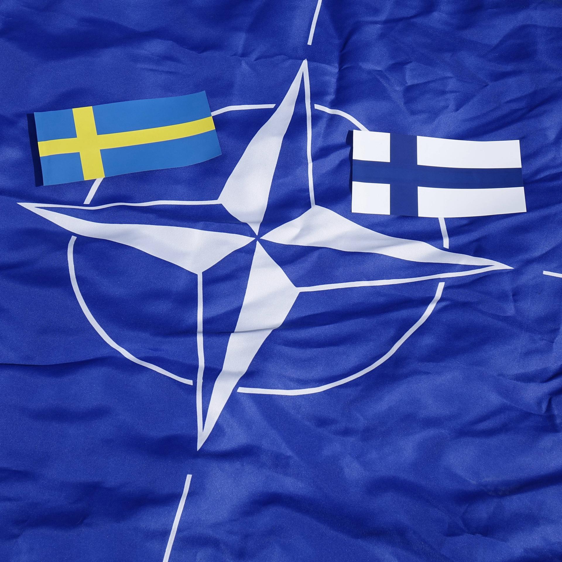 Flagge der NATO sowie von Schweden und Finnland Flagge der NATO sowie von Schweden und Finnland