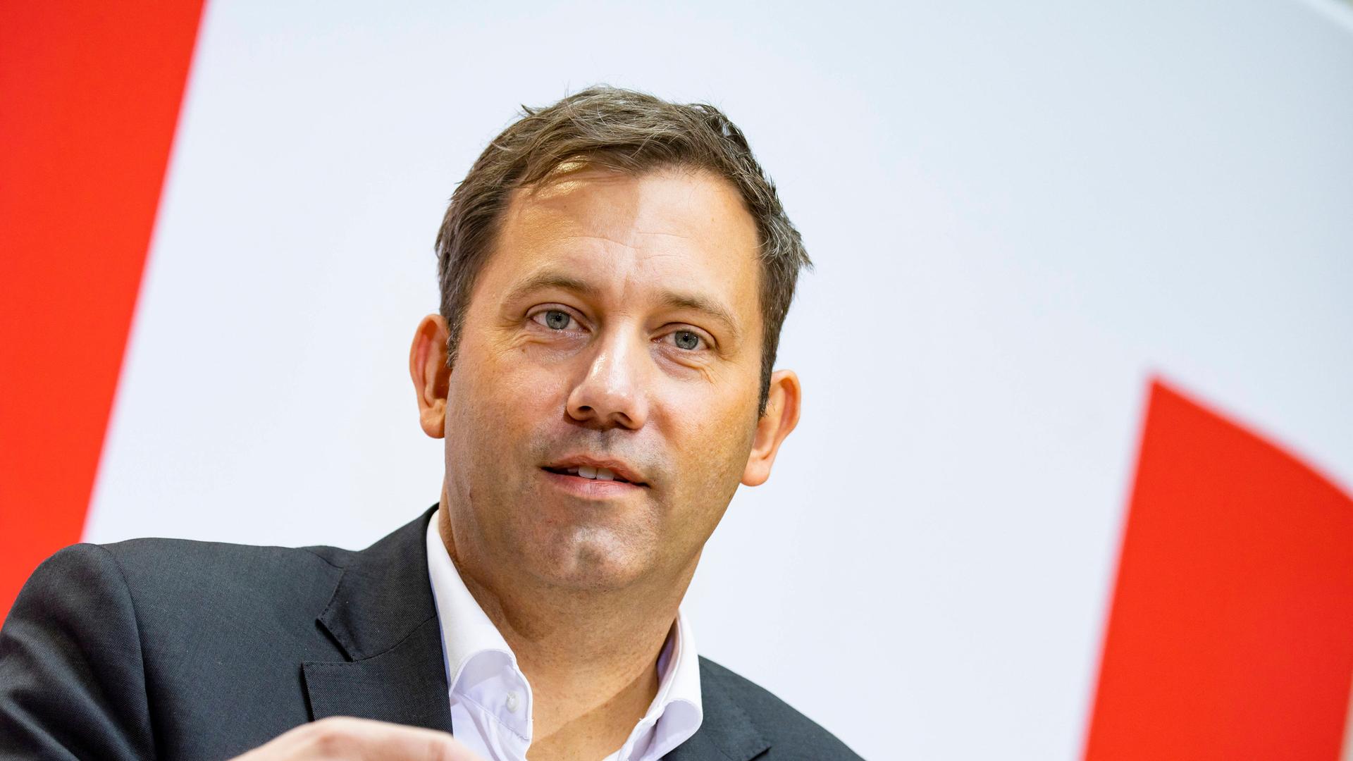 Der SPD-Vorsitzende Lars Klingbeil während einer Pressekonferenz im Willy-Brandt-Haus in Berlin am 10. Oktober 2022. Der SPD-Vorsitzende Lars Klingbeil während einer Pressekonferenz im Willy-Brandt-Haus in Berlin am 10. Oktober 2022.