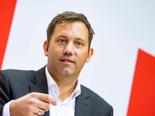 SPD-Vorsitzender Lars Klingbeil waehrend einer Pressekonferenz im Willy-Brandt-Haus in Berlin am 10. Oktober 2022