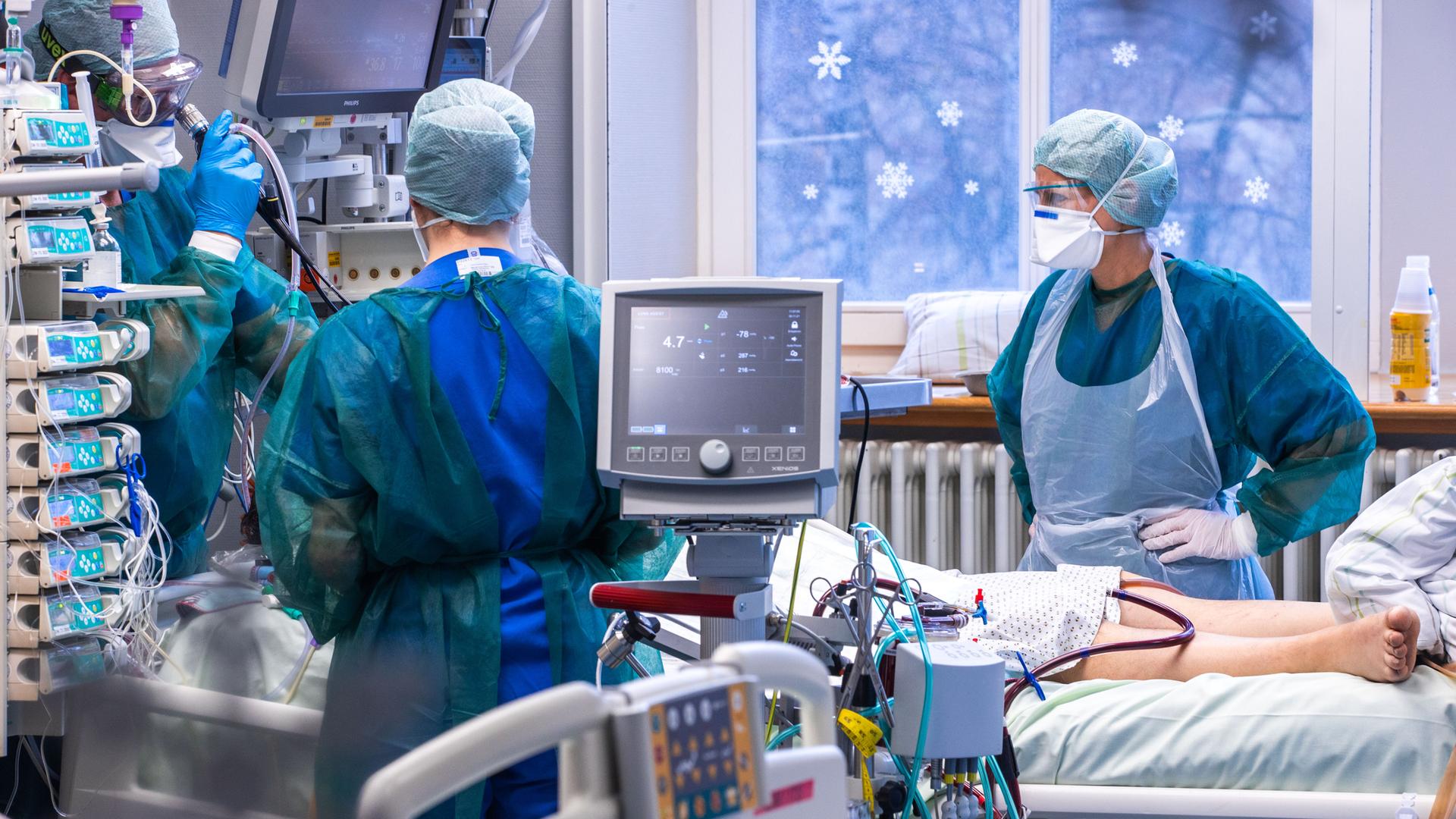 Ärzte und Pflegekräfte betreuen einen Patienten in einem der Behandlungszimmer auf der Intensivstation in der Universitätsmedizin Rostock.
Ärzte und Pflegekräfte betreuen einen Patienten in einem der Behandlungszimmer auf der Intensivstation in der Universitätsmedizin Rostock.
