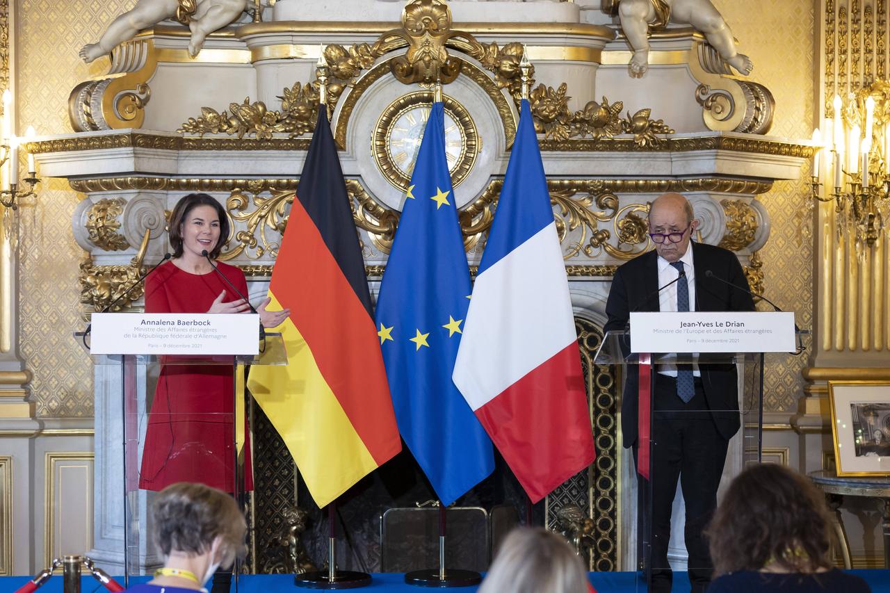 Bundesaußenministerin Annalena Baerbock (l.) und der französische Außenminister Jean-Yves Le Drian geben eine Pressekonferenz. Beide stehen an einem Redepult. Baerbock macht eine Geste zu Le Drian. Der Saal ist mit goldenen Ornamenten geschmückt. Bundesaußenministerin Annalena Baerbock (l.) und der französische Außenminister Jean-Yves Le Drian geben eine Pressekonferenz. Beide stehen an einem Redepult. Baerbock macht eine Geste zu Le Drian. Der Saal ist mit goldenen Ornamenten geschmückt.