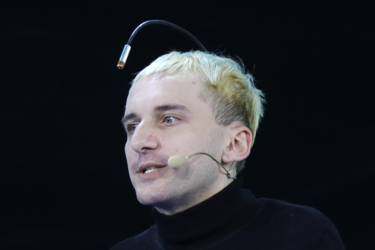 Neil Harbisson, Avantgarde-Künstler und Cyborg-Aktivist, trägt als erster Mensch auf der Welt eine implantierte Antenne im Schädel Neil Harbisson, Avantgarde-Künstler und Cyborg-Aktivist, trägt als erster Mensch auf der Welt eine implantierte Antenne im Schädel