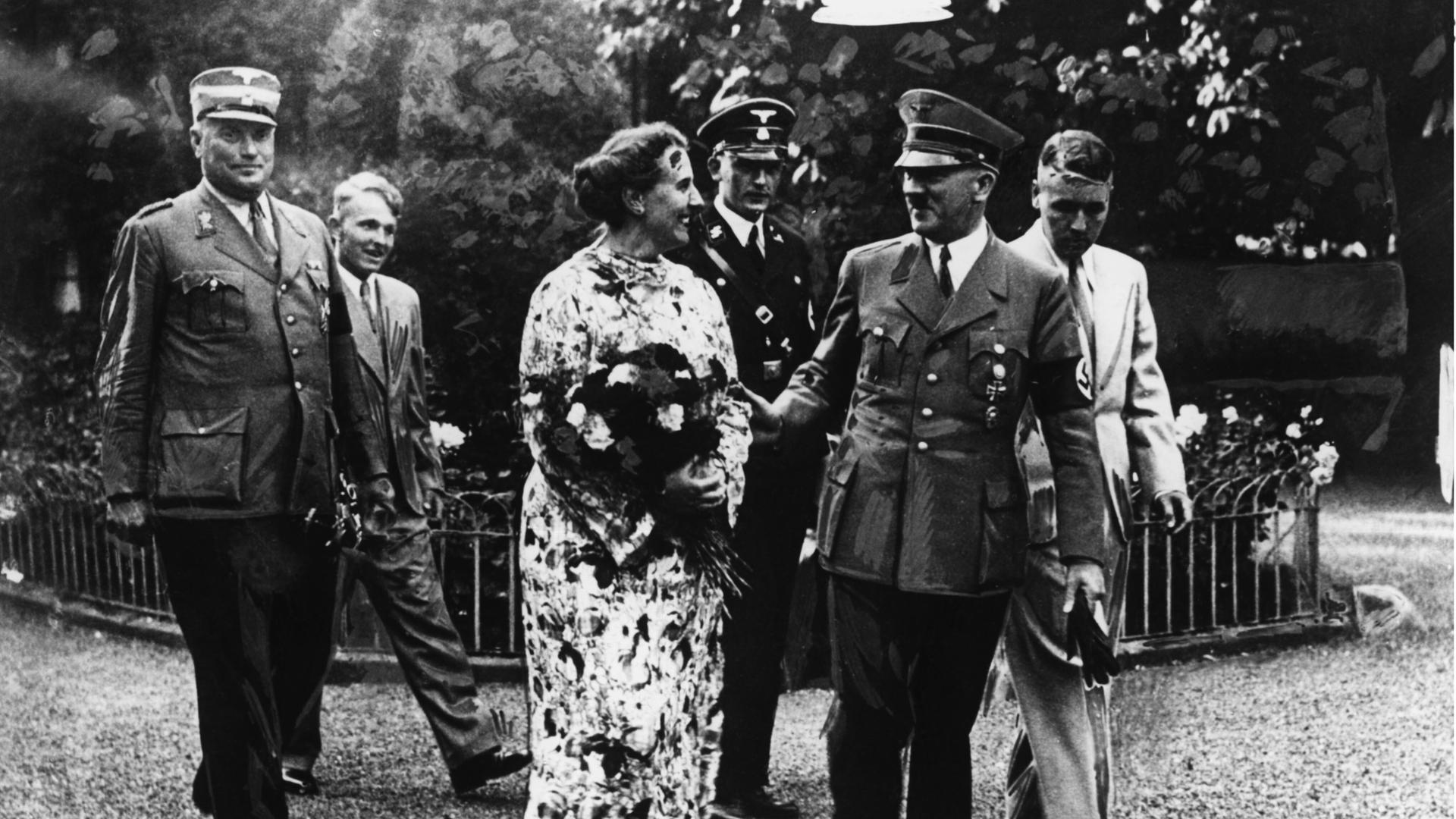 Adolf Hitler  mit Winifred Wagner 1937 im Garten von Haus Wahnfried. In Begleitung von Winifreds Söhnen Wieland (rechts) und Wolfgang  (Zweiter von links)