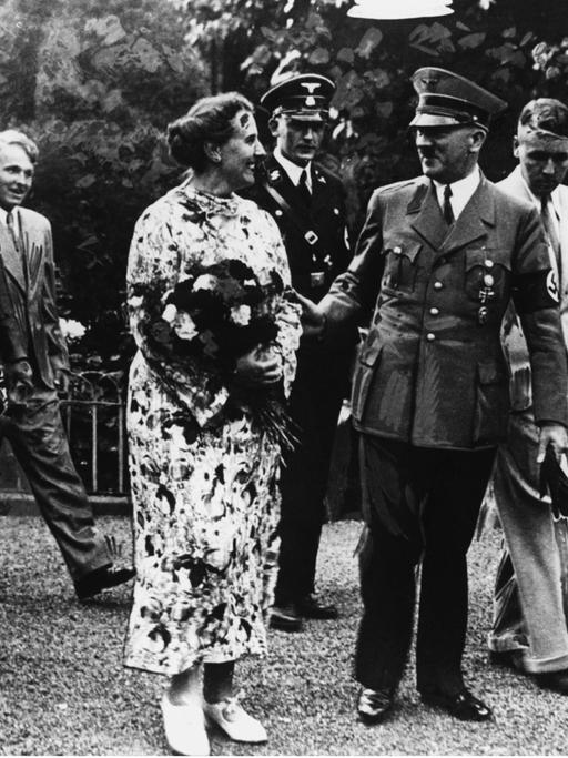 Adolf Hitler  mit Winifred Wagner 1937 im Garten von Haus Wahnfried. In Begleitung von Winifreds Söhnen Wieland (rechts) und Wolfgang  (Zweiter von links)
