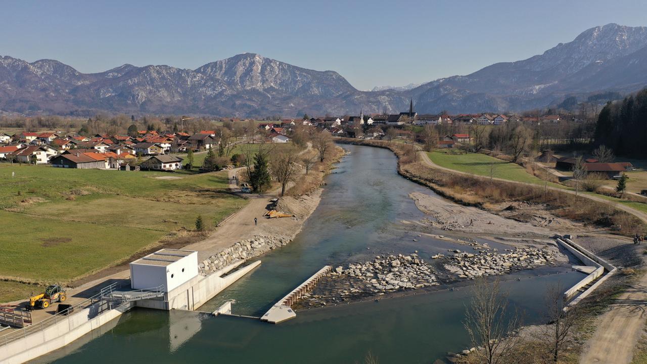 Im Fluss Loisach wurde 2020 ein von Forschern der Technischen Universität München entwickeltes Schachtwasserkraftwerk in Betrieb genommen. Im Fluss Loisach wurde 2020 ein von Forschern der Technischen Universität München entwickeltes Schachtwasserkraftwerk in Betrieb genommen.
