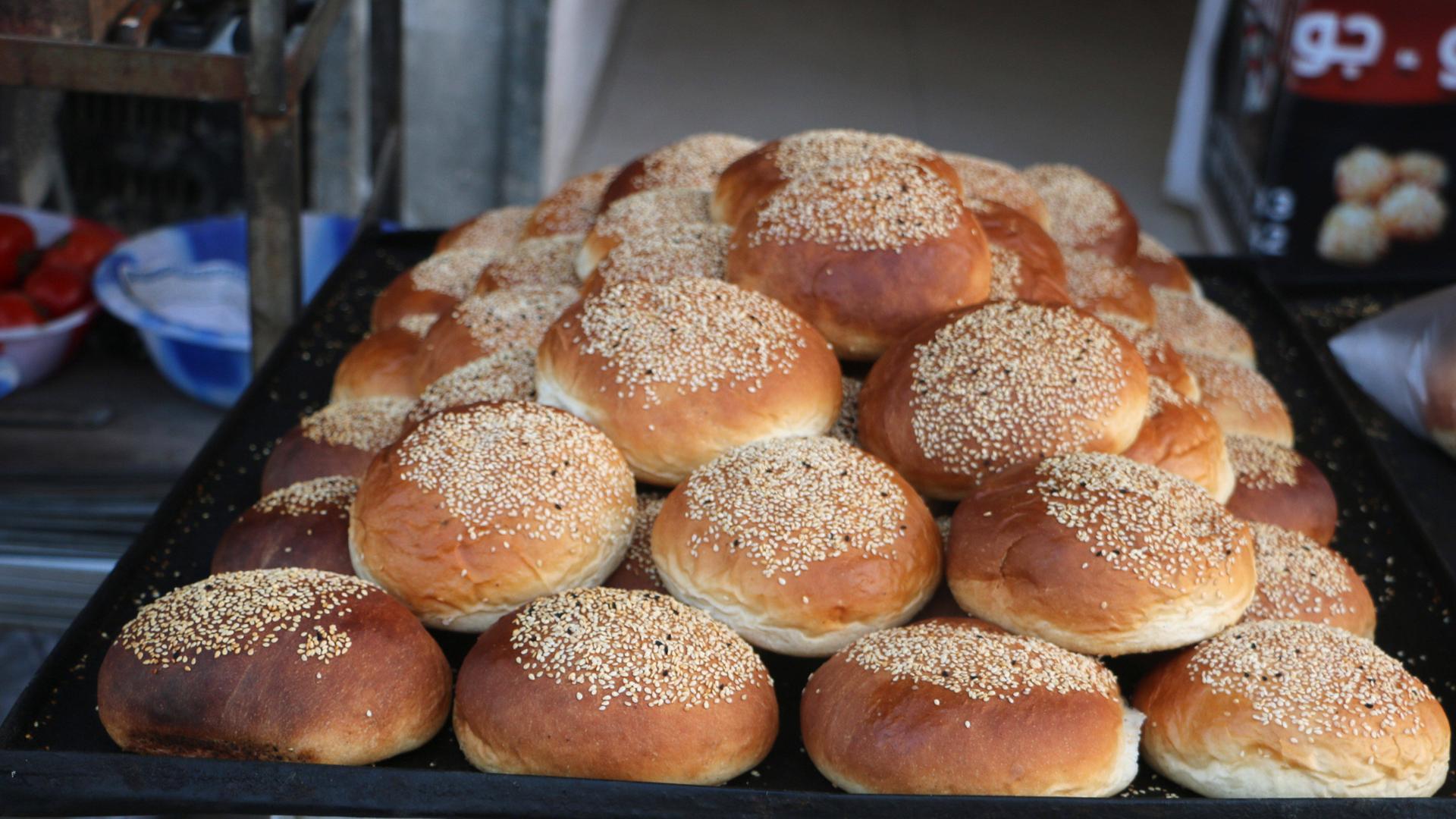 Nahaufnahme eines Backblechs mit syrischen Backwaren Nahaufnahme eines Backblechs mit syrischen Backwaren