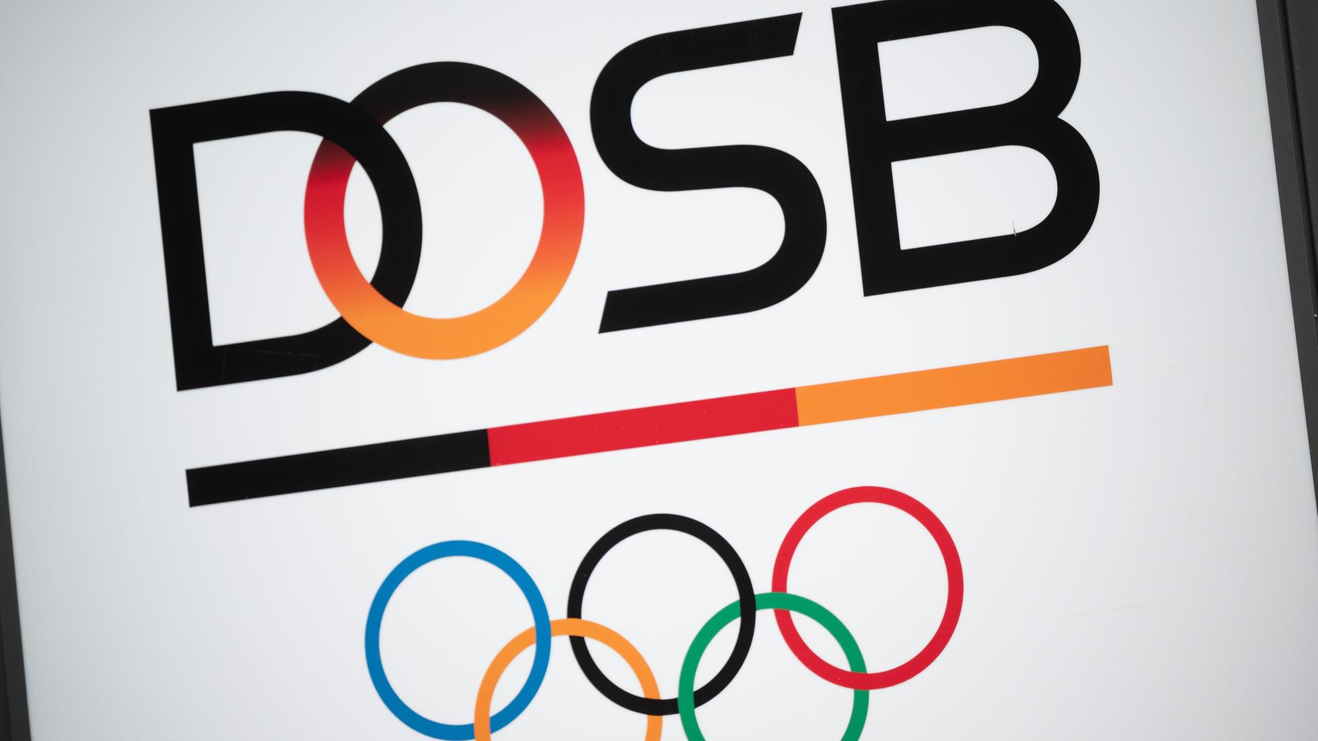 Das Logo des Deutschen Olympischen Sportbunds über den Olympischen Ringen