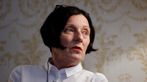Schriftstellerin Herta Müller bei einer Lesung im Rahmen des Literaturfestivals "Literatur am Dom" am Altenberger Dom in Odenthal, aufgenommen am 24.06.2022. Eine ältere Frau mit dunklem Pagenkopf in weißer Bluse, die seitlich zu ihrem Gesprächspartner schaut.