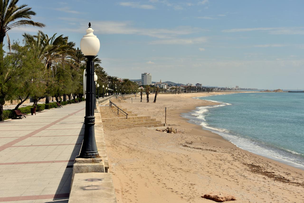 Blick auf den leeren Stadtstrand von Calafell Blick auf den leeren Stadtstrand von Calafell