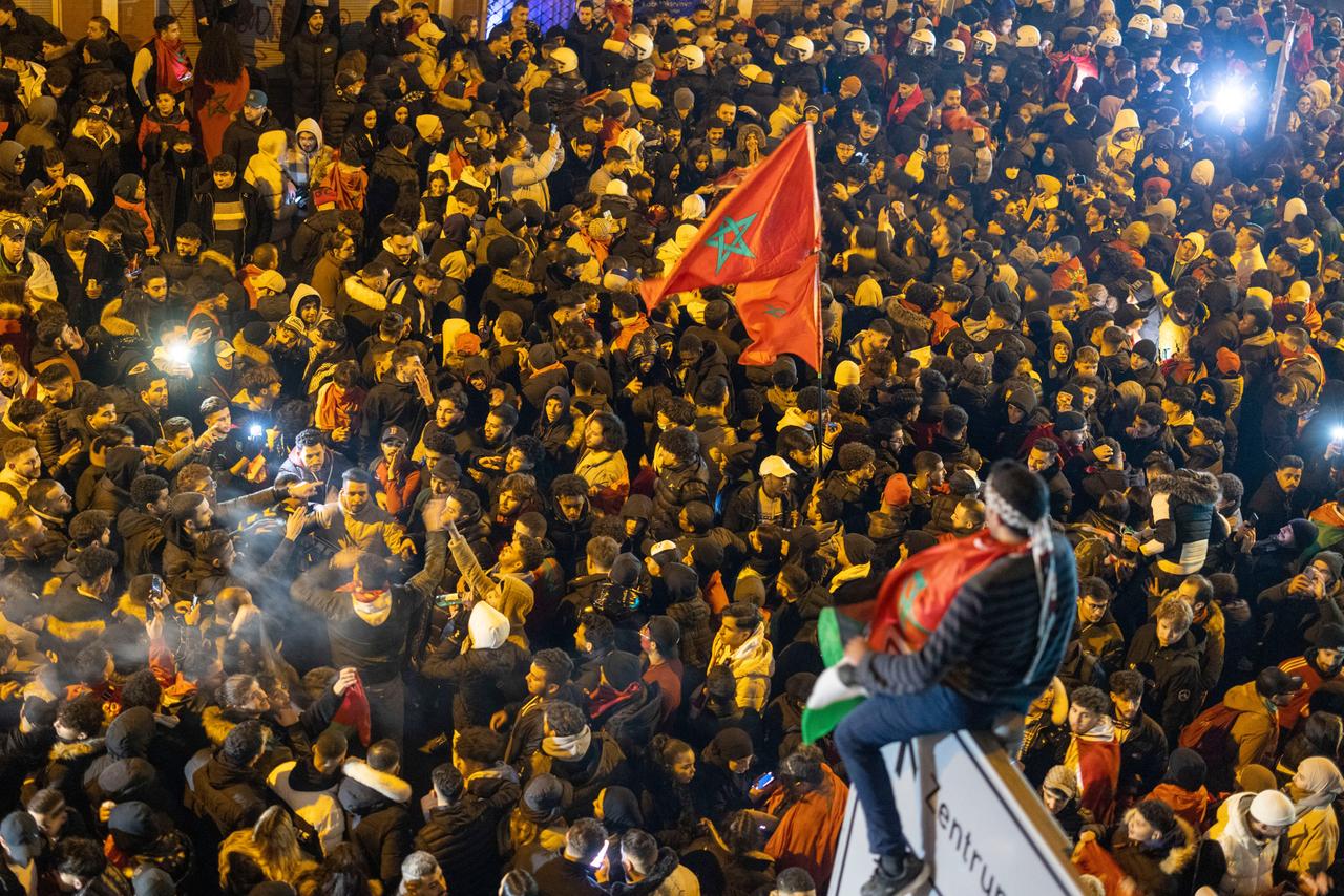 Marokkanische Fans feiern in der Innenstadt den Sieg ihrer Mannschaft bei der FuÃball-Weltmeisterschaft in Katar über Portugal. AuÃenseiter Marokko hat als erste afrikanische Mannschaft das Halbfinale bei einer FuÃball-Weltmeisterschaft erreicht. Marokkanische Fans feiern in der Innenstadt den Sieg ihrer Mannschaft bei der FuÃball-Weltmeisterschaft in Katar über Portugal. AuÃenseiter Marokko hat als erste afrikanische Mannschaft das Halbfinale bei einer FuÃball-Weltmeisterschaft erreicht.
