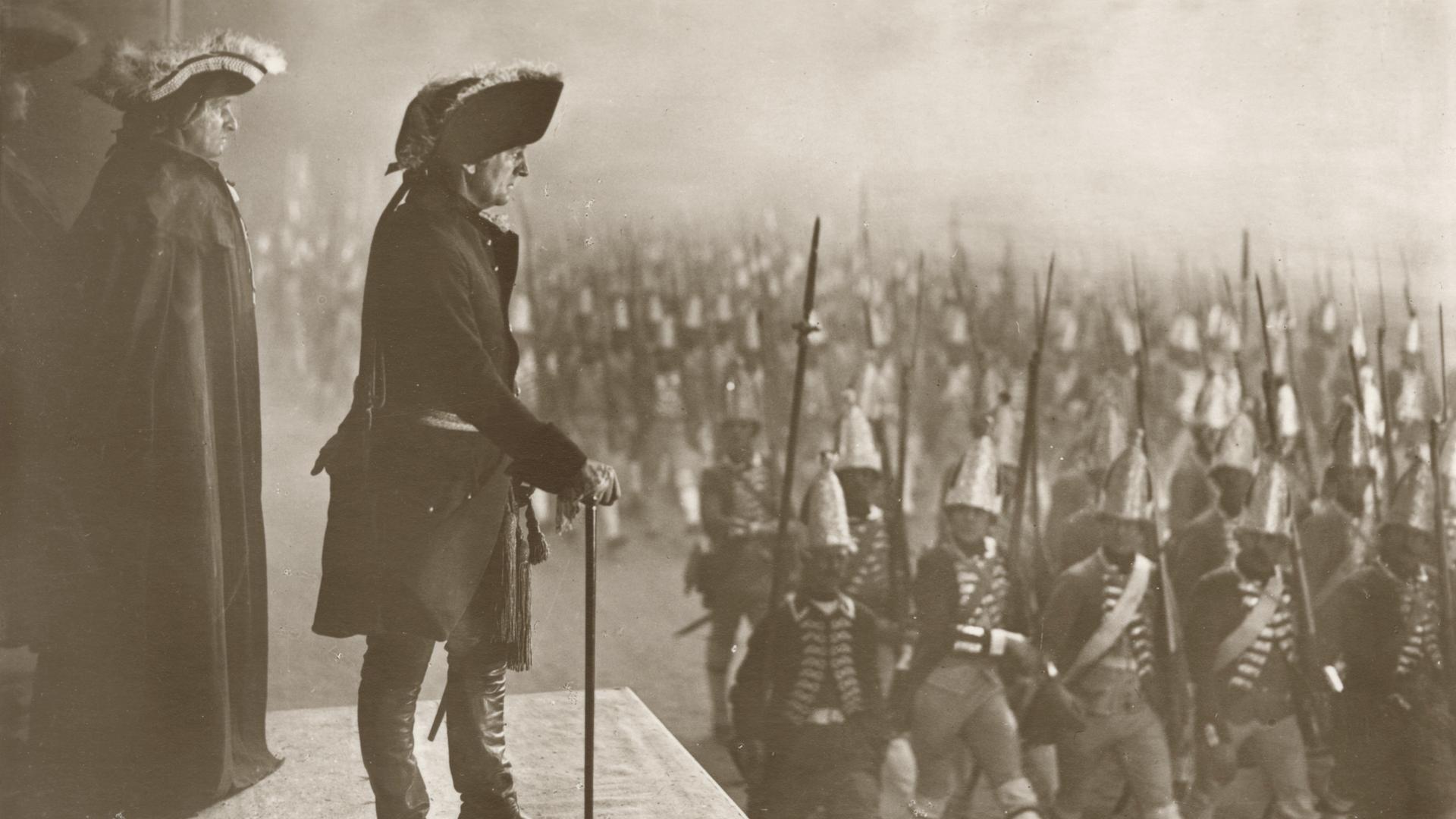 Filmszene: Preußenkönig Friedrich II. schaut sich eine Militärparade an. Filmszene: Preußenkönig Friedrich II. schaut sich eine Militärparade an.
