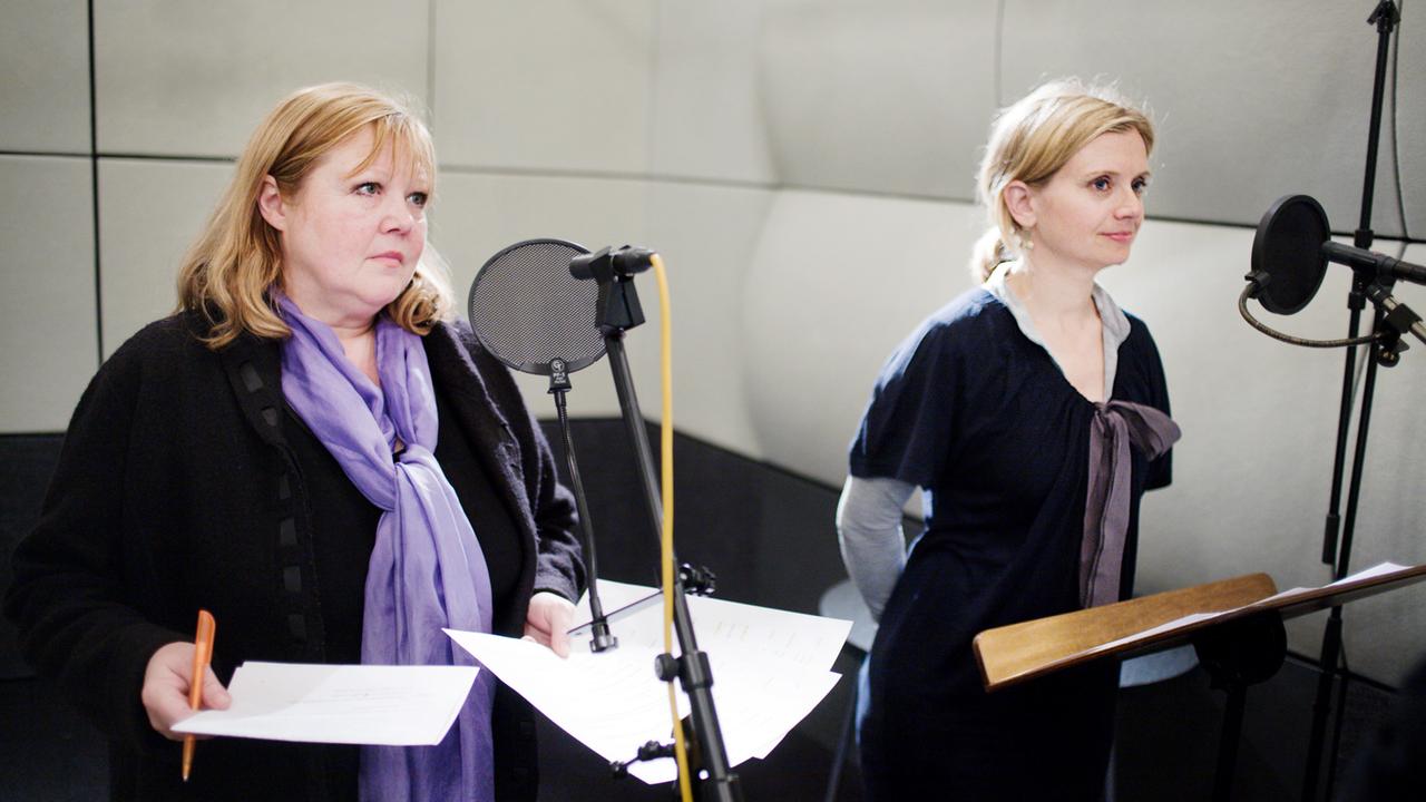 Die Schauspielerinnen Franziska Troegner und Nina Weniger (v.lks.) im Studio. Die Schauspielerinnen Franziska Troegner und Nina Weniger (v.lks.) im Studio.