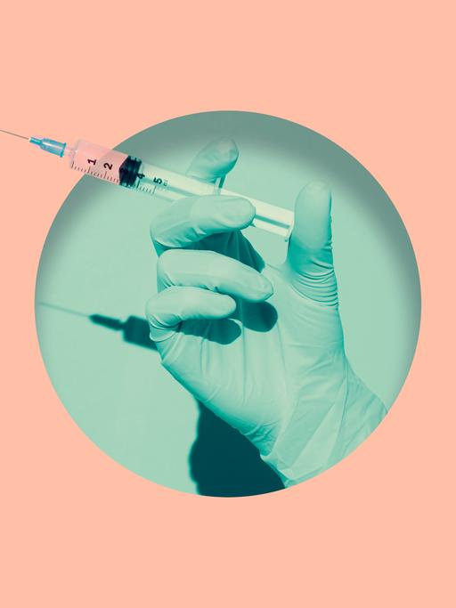 Eine digitale Komposition aus Foto und grafischem Hintergrund zeigt eine Hand mit medizinischem Handschuh, die eine eine Spritze mit Impfstoff hält.