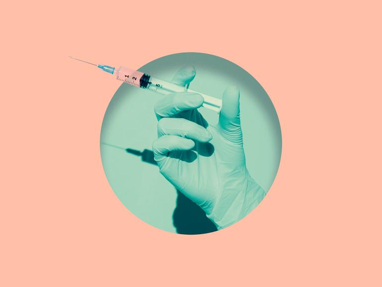 Eine digitale Komposition aus Foto und grafischem Hintergrund zeigt eine Hand mit medizinischem Handschuh, die eine eine Spritze mit Impfstoff hält.