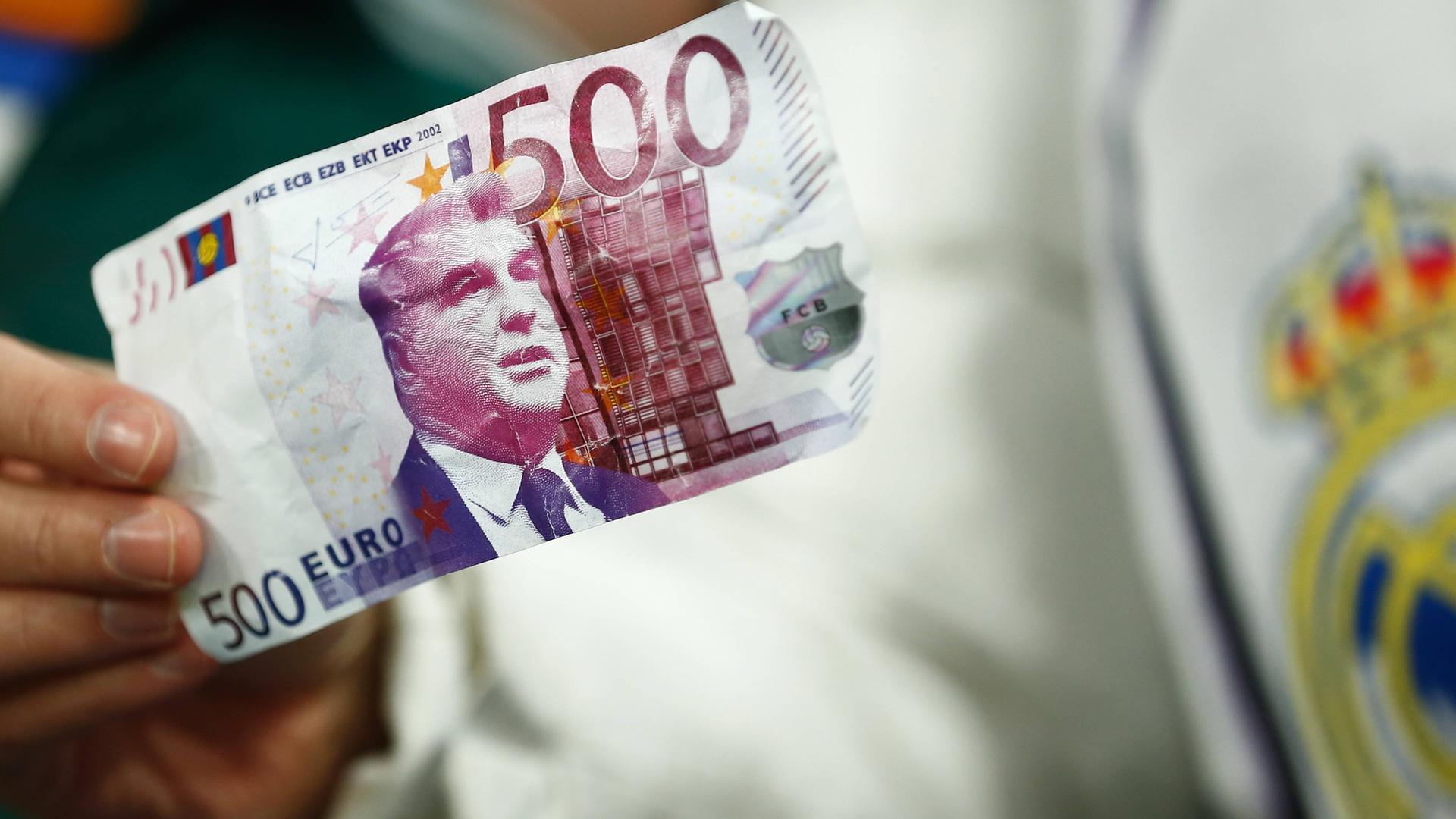 Fan von Real Madrid mit einem 500-Euro-Schein, der das Bild von Barcelonas Präsident Joan Laporta zeigt Fan von Real Madrid mit einem 500-Euro-Schein, der das Bild von Barcelonas Präsident Joan Laporta zeigt