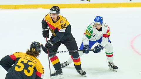 Marc Michaelis (Nr.65) und Moritz Seider (Nr.53) aus Deutschland kämpfen um den Puck im Spiel Deutschland - Italien bei der Eishockey Weltmeisterschaft in Helsinki am 20.05.2022.