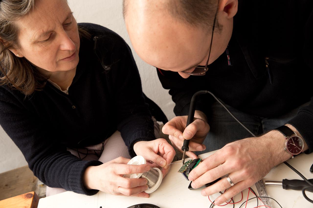 Eine Frau und ein Mann beim Löten in einem Reparaturcafé in Berlin