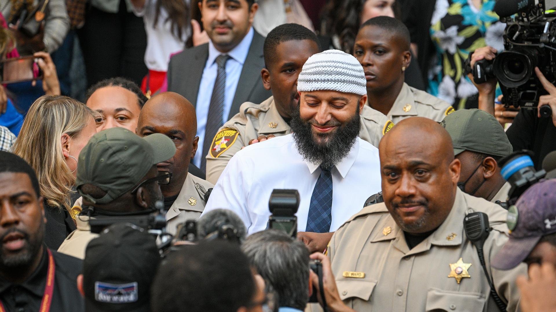 Adnan Syed verlässt das Gerichtsgebäude, nachdem er am Montag aus dem Gefängnis entlassen wurde. Adnan Syed verlässt das Gerichtsgebäude, nachdem er am Montag aus dem Gefängnis entlassen wurde.