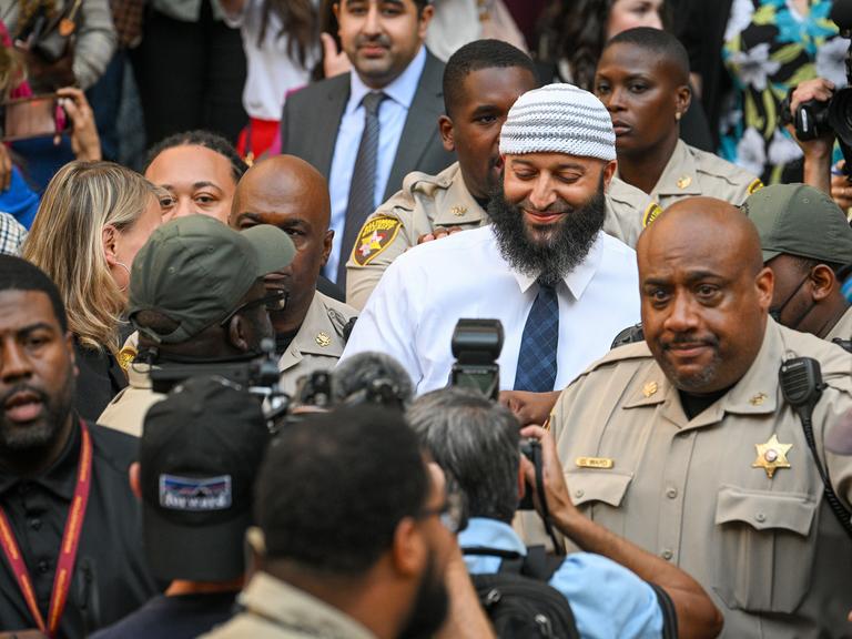 Adnan Syed verlässt das Gerichtsgebäude, nachdem er am Montag aus dem Gefängnis entlassen wurde. 