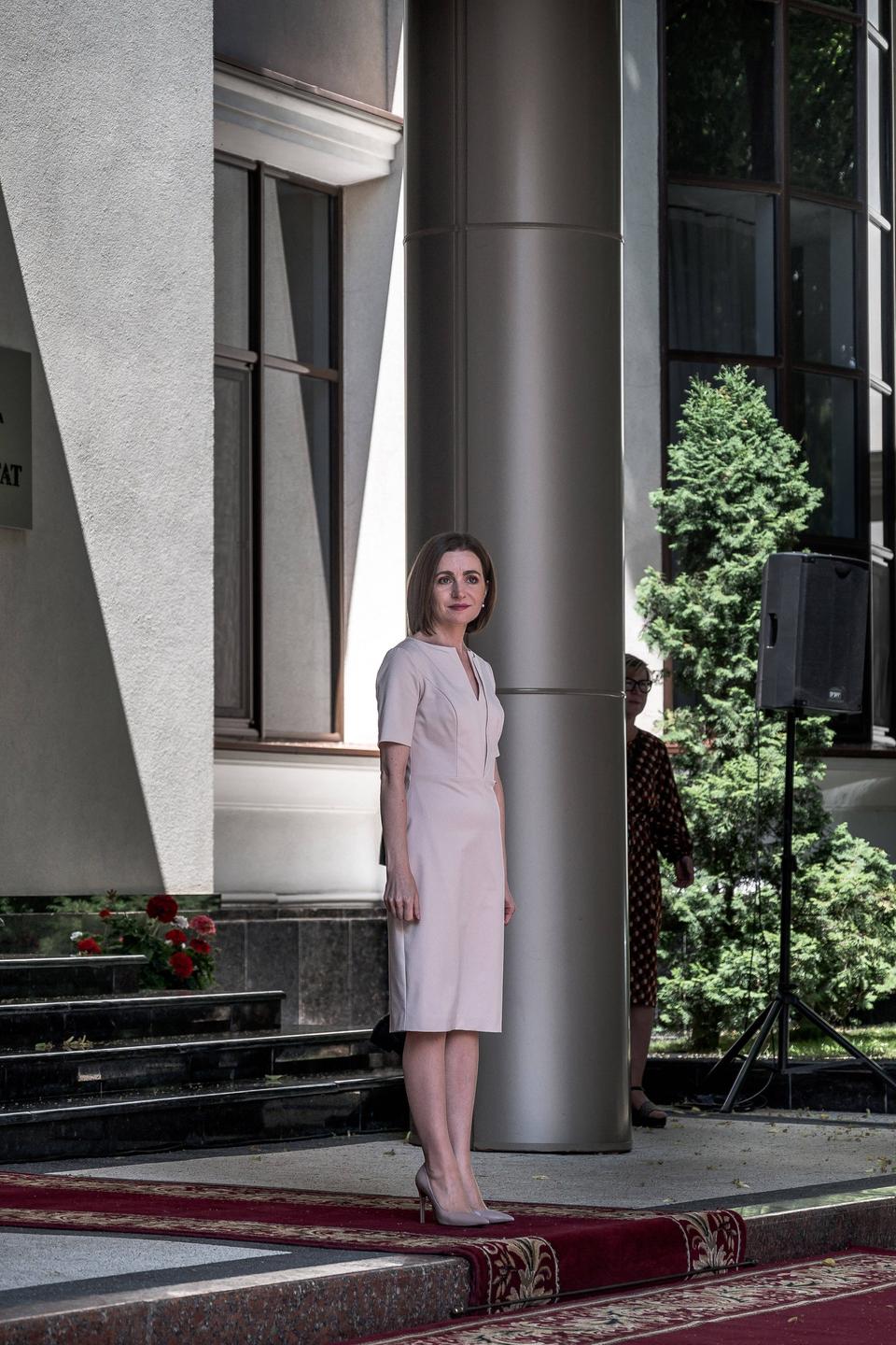 Maia Sandu in beige-weißem Kleid, seit 2020 Präsidentin der Republik Moldau vor dem Regierungssitz, wartend auf Emmanuel Macron Maia Sandu in beige-weißem Kleid, seit 2020 Präsidentin der Republik Moldau vor dem Regierungssitz, wartend auf Emmanuel Macron