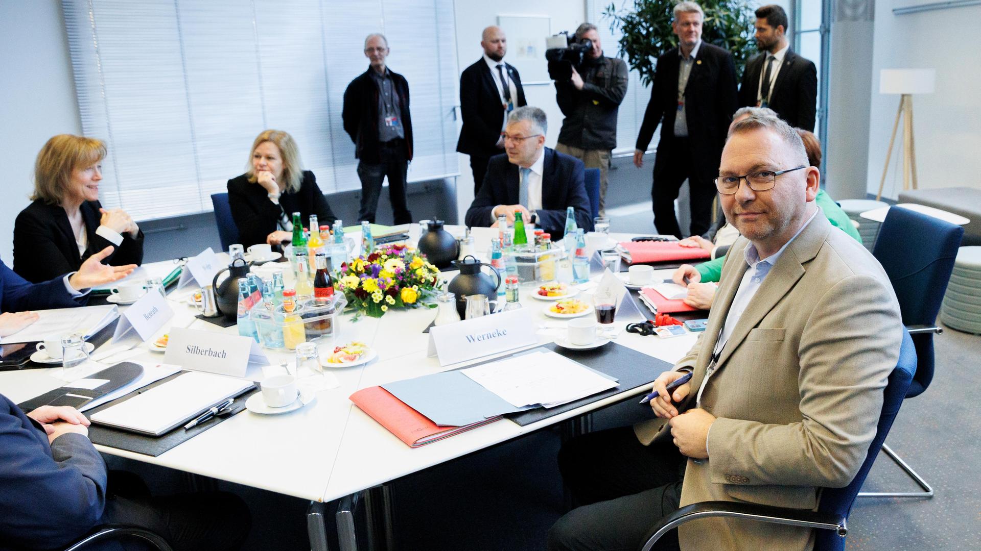 Potsdam: Karin Welge (l-r), Präsidentin der Vereinigung der kommunalen Arbeitgeberverbände (VKA), Nancy Faeser (SPD), Bundesministerin des Innern und Heimat, Werner Glatzer, Staatssekretär im Bundesfinanzministrium, und Frank Wernecke (r), Vorsitzender der Dienstleistungsgewerkschaft Verdi, sitzen am zweiten Tag der dritten Runde der Tarifverhandlungen des öffentlichen Dienstes von Bund und Kommun Potsdam: Karin Welge (l-r), Präsidentin der Vereinigung der kommunalen Arbeitgeberverbände (VKA), Nancy Faeser (SPD), Bundesministerin des Innern und Heimat, Werner Glatzer, Staatssekretär im Bundesfinanzministrium, und Frank Wernecke (r), Vorsitzender der Dienstleistungsgewerkschaft Verdi, sitzen am zweiten Tag der dritten Runde der Tarifverhandlungen des öffentlichen Dienstes von Bund und Kommun