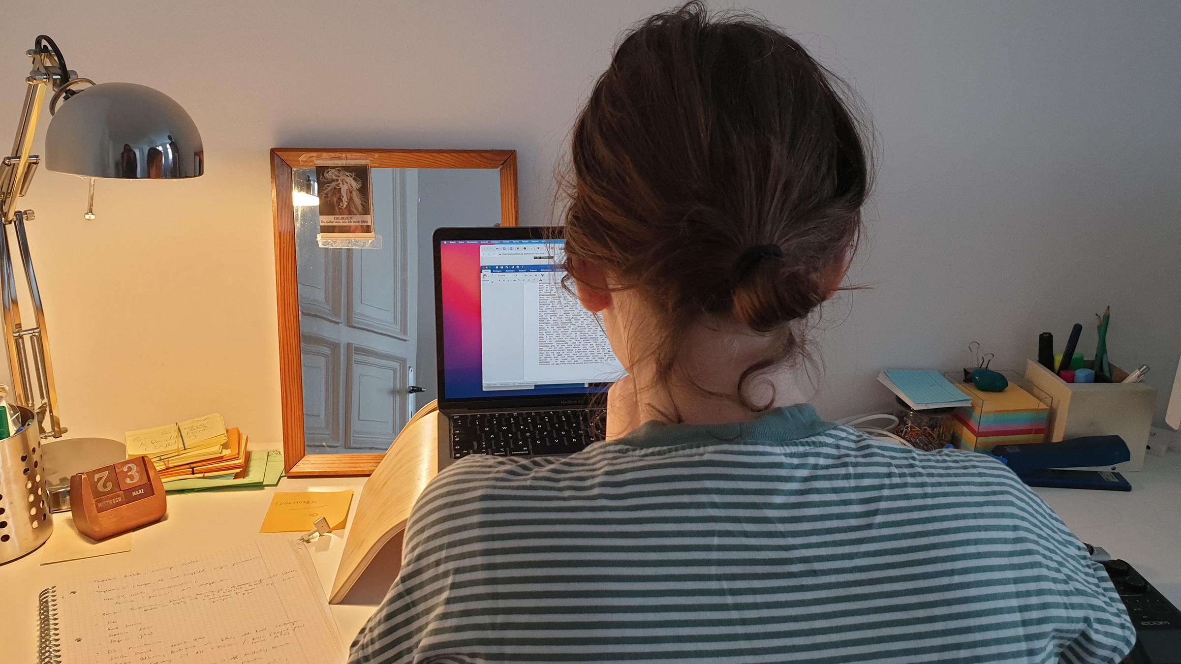 Die Autorin am Rechner.