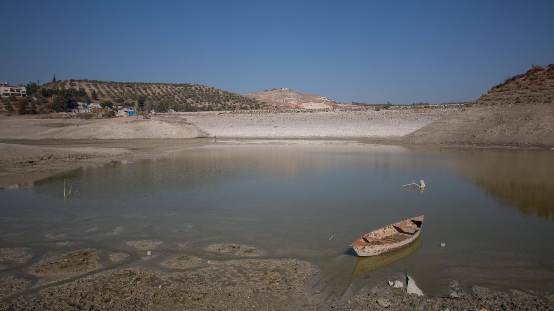Blick über den ausgetrockneten Stausee am Duwaisat-Damm im Norden Syriens