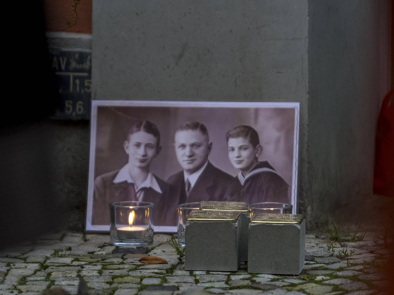 Stolpersteine in der Heilgeiststrasse 89 für Carl-Phillipp Blach und seine Söhne Hans und Gerd. 
