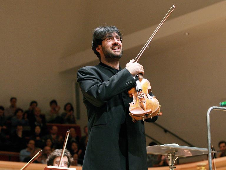Der Violinist Leonidas Kavakos hält sein Instrument während eines Konzertes mit dem Leipziger Gewandhausorchester. 